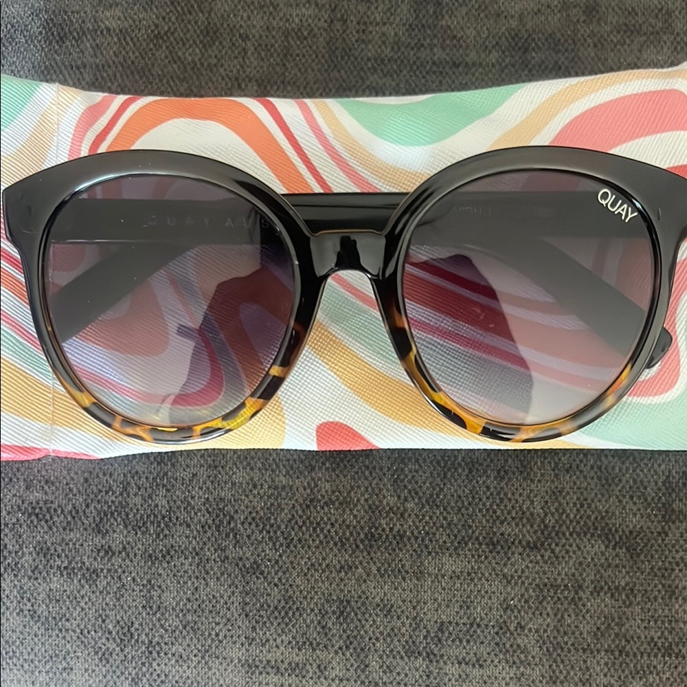 Quay Women’s High Tea round sunglasses Tortoise